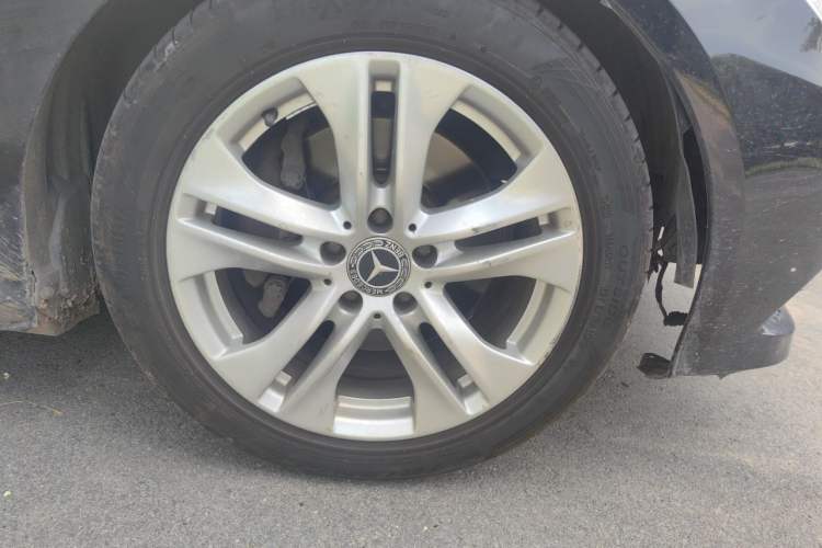 Used Mercedes-Benz E-Class 2010 E 300 L Fashion Model Right Front Wheel Hub