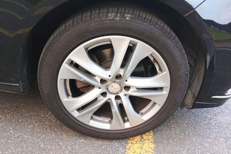 Used Mercedes-Benz E-Class 2010 E 200 CGI Elegant Model Right Front Wheel Hub