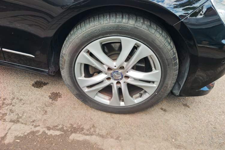 Used Mercedes-Benz E-Class 2010 E 300 L Fashion Model Right Front Wheel Hub