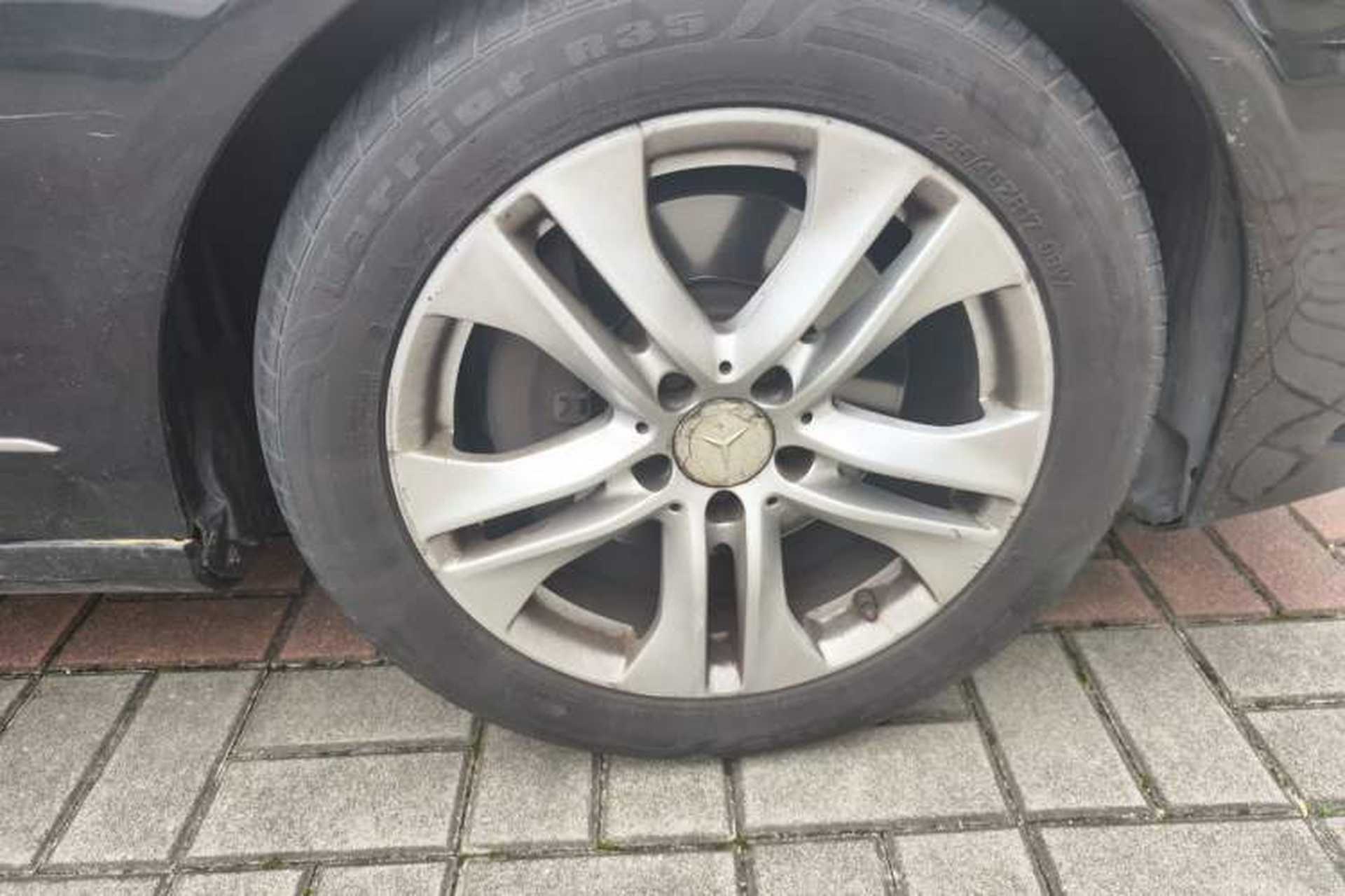 Used Mercedes-Benz E-Class 2010 E 300 L Fashion Model Right Front Wheel Hub