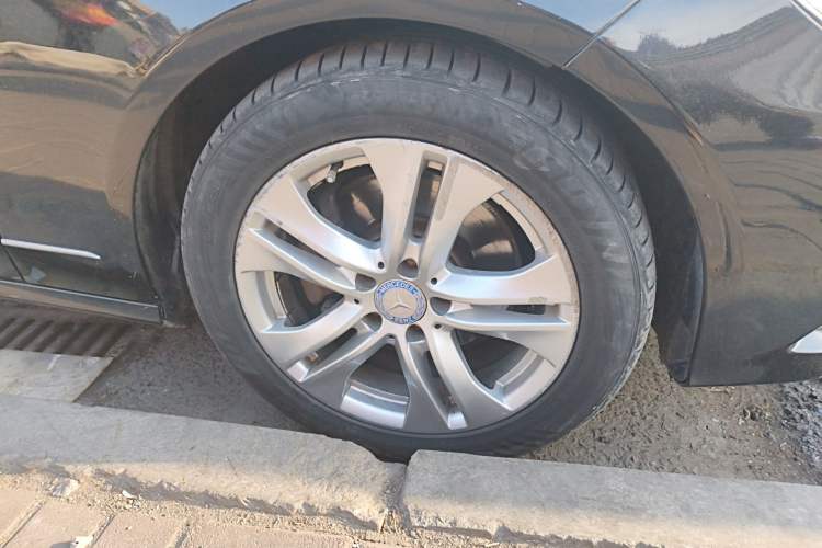 Used Mercedes-Benz E-Class 2010 E 300 L Fashion Model Right Front Wheel Hub