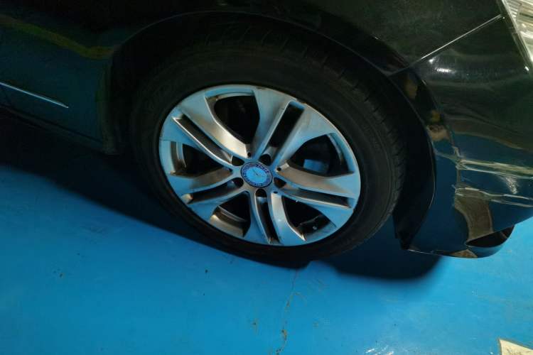 Used Mercedes-Benz E-Class 2010 E 260 CGI Fashion Model Right Front Wheel Hub