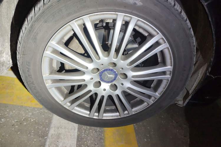 Used Mercedes-Benz E-Class 2010 E 200 CGI Elegant Model Right Front Wheel Hub