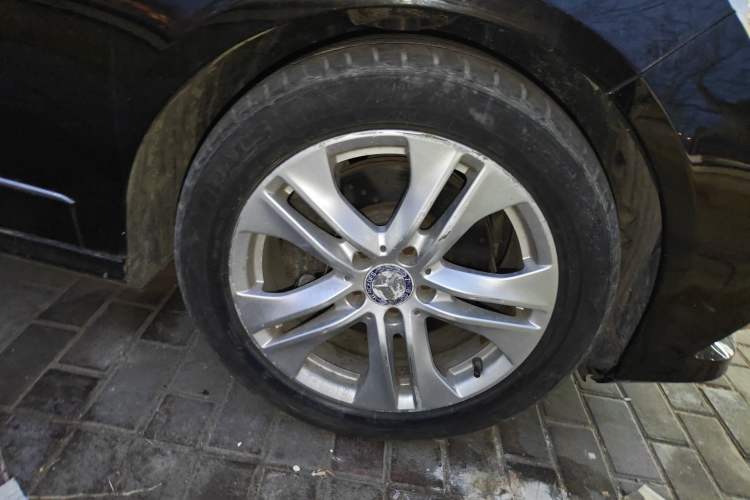Used Mercedes-Benz E-Class 2010 E 300 L Fashion Model Right Front Wheel Hub