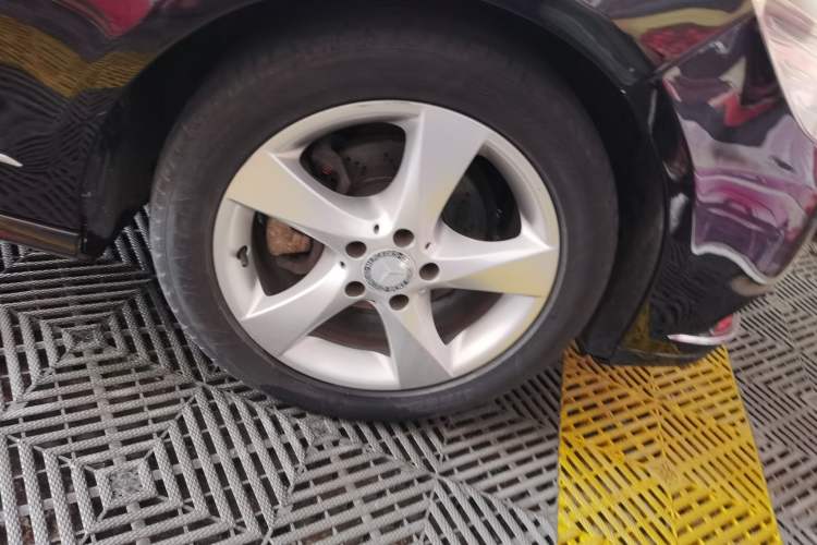 Used Mercedes-Benz E-Class 2010 E 200 CGI Elegant Model Right Front Wheel Hub
