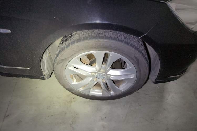 Used Mercedes-Benz E-Class 2010 E 200 CGI Elegant Model Right Front Wheel Hub