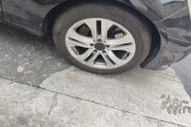 Used Mercedes-Benz E-Class 2010 E 300 Elegant Luxury Edition Right Front Wheel Hub