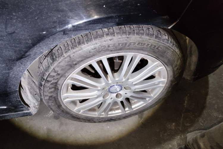 Used Mercedes-Benz E-Class 2010 E 200 CGI Elegant Model Right Front Wheel Hub