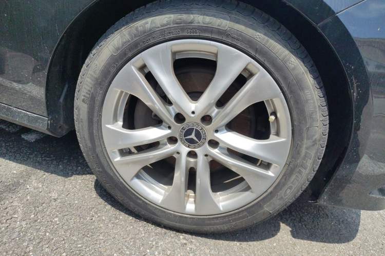 Used Mercedes-Benz E-Class 2010 E 260 CGI Fashion Model Right Front Wheel Hub