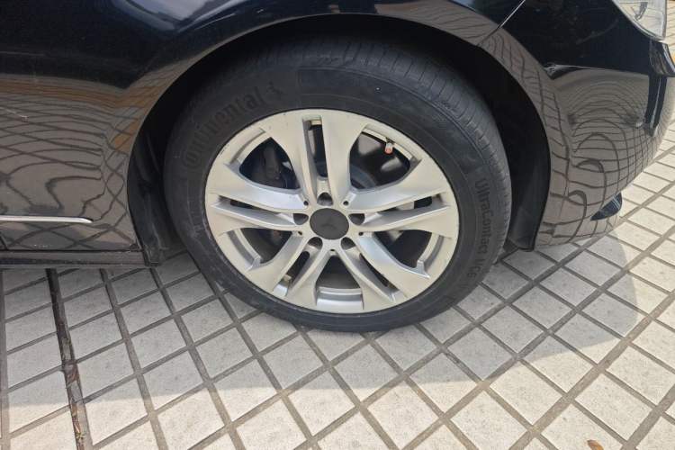 Used Mercedes-Benz E-Class 2010 E 300 L Fashion Model Right Front Wheel Hub