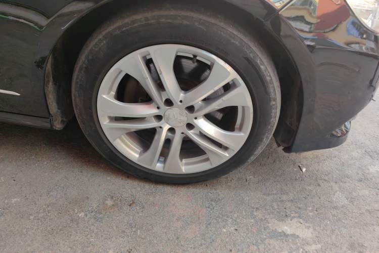 Used Mercedes-Benz E-Class 2010 E 300 L Fashion Model Right Front Wheel Hub