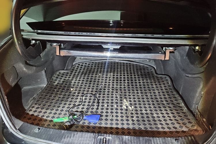 Used Mercedes-Benz E-Class 2010 E 300 L Fashion Model Trunk