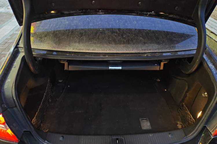 Used Mercedes-Benz E-Class 2010 E 300 L Fashion Model Trunk