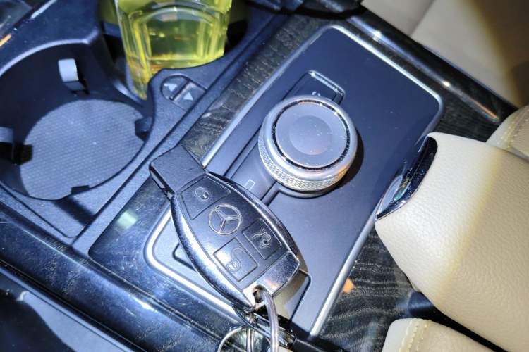 Used Mercedes-Benz E-Class 2010 E 300 L Fashion Model Vehicle Key