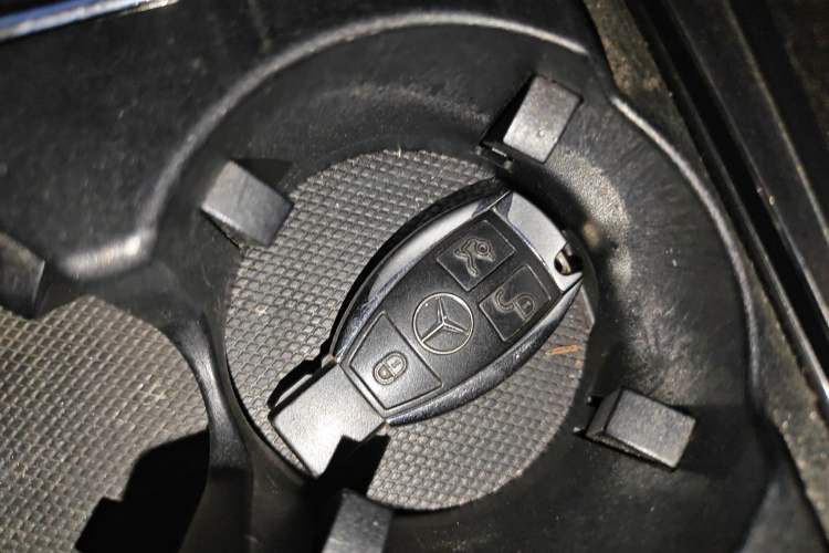Used Mercedes-Benz E-Class 2010 E 300 L Fashion Model Vehicle Key