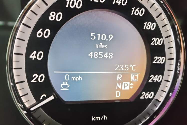 Used Mercedes-Benz E-Class 2010 E 300 Fashion Luxury Edition Odometer Close Up