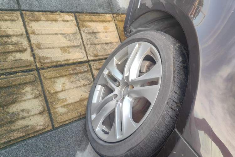 Used Mercedes-Benz E-Class 2010 E 200 CGI Elegant Model Right Front Wheel Hub