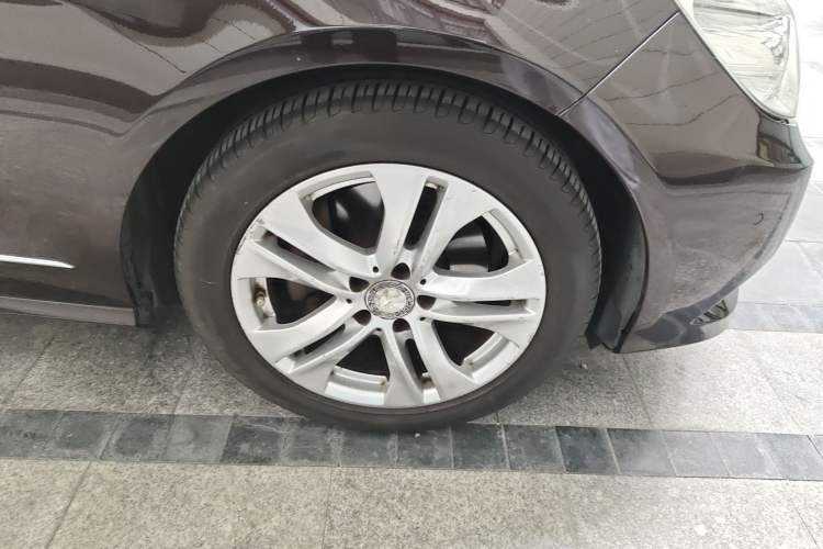 Used Mercedes-Benz E-Class 2010 E 300 Fashion Luxury Edition Right Front Wheel Hub