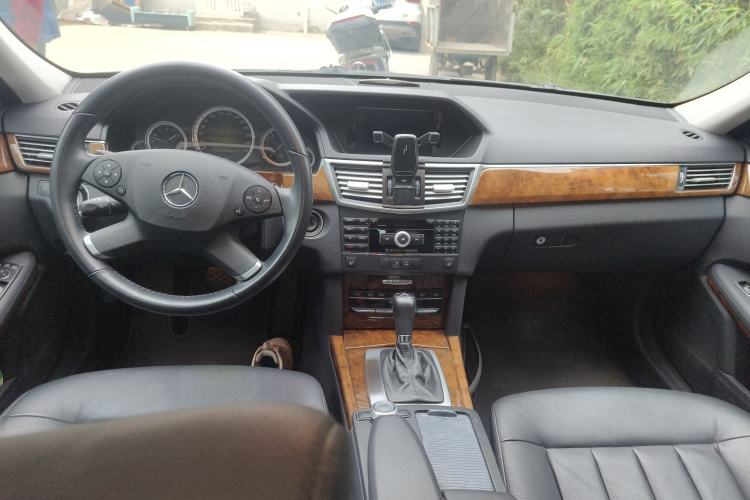 Used Mercedes-Benz E-Class 2010 E 200 CGI Elegant Model Center Console