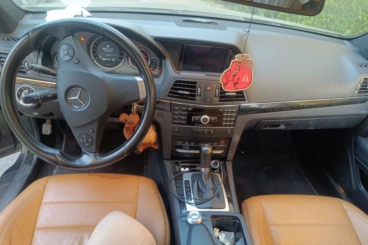 Used Mercedes-Benz E-Class 2010 E 260 CGI Coupe Center Console