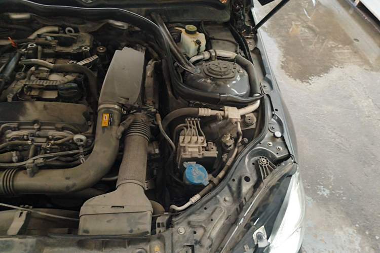 Used Mercedes-Benz E-Class 2010 E 200 CGI Elegant Model Engine Bay Left
