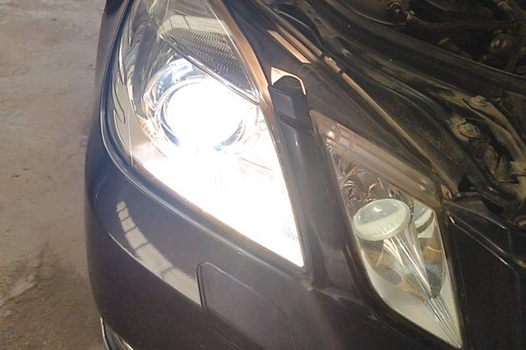 Used Mercedes-Benz E-Class 2010 E 200 CGI Elegant Model Right Front Headlight
