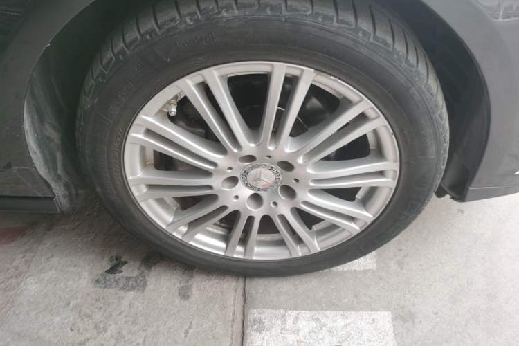 Used Mercedes-Benz E-Class 2010 E 200 CGI Elegant Model Right Front Wheel Hub