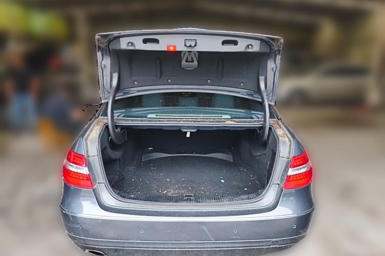 Used Mercedes-Benz E-Class 2010 E 200 CGI Elegant Model Trunk