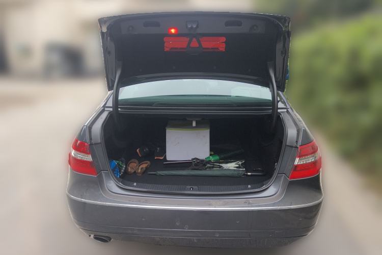 Used Mercedes-Benz E-Class 2010 E 200 CGI Elegant Model Trunk