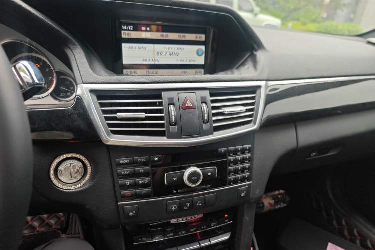 Used Mercedes-Benz E-Class 2010 E 300 L Fashion Model Audio And AC Panel