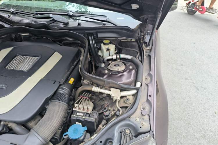 Used Mercedes-Benz E-Class 2010 E 300 L Fashion Model Engine Bay Left