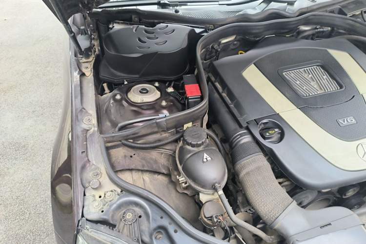 Used Mercedes-Benz E-Class 2010 E 300 L Fashion Model Engine Bay Right