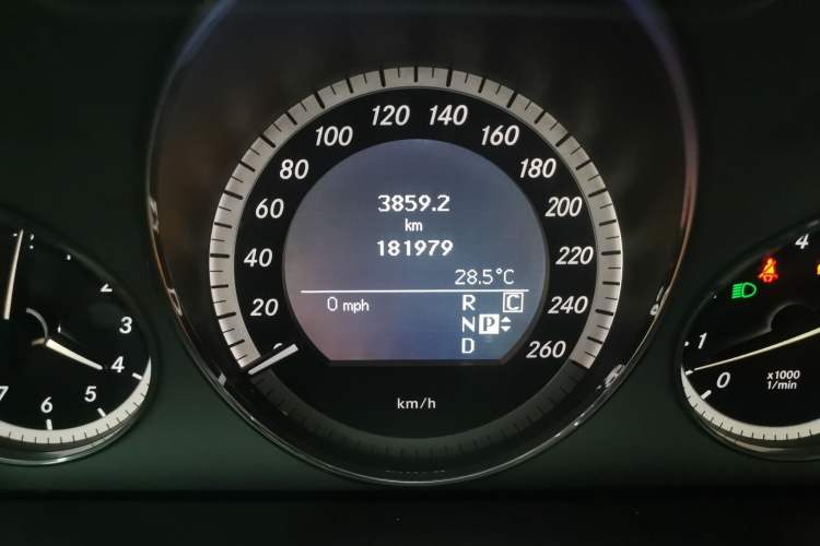 Used Mercedes-Benz E-Class 2010 E 300 L Fashion Model Odometer Close Up