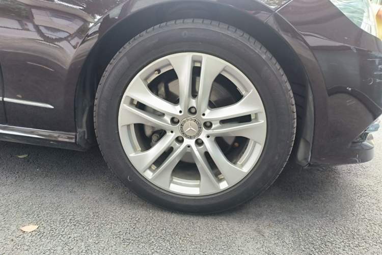Used Mercedes-Benz E-Class 2010 E 300 L Fashion Model Right Front Wheel Hub
