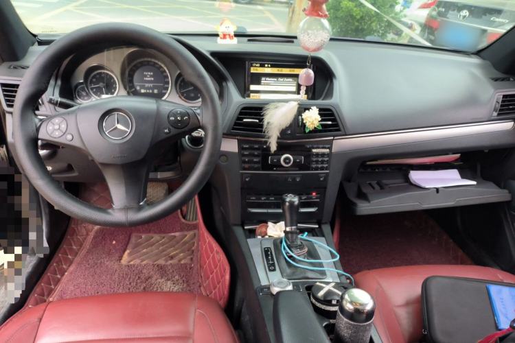 Used Mercedes-Benz E-Class 2010 E 260 CGI Coupe Center Console