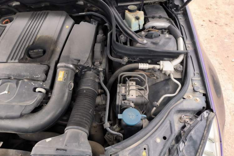 Used Mercedes-Benz E-Class 2010 E 260 CGI Coupe Engine Bay Left