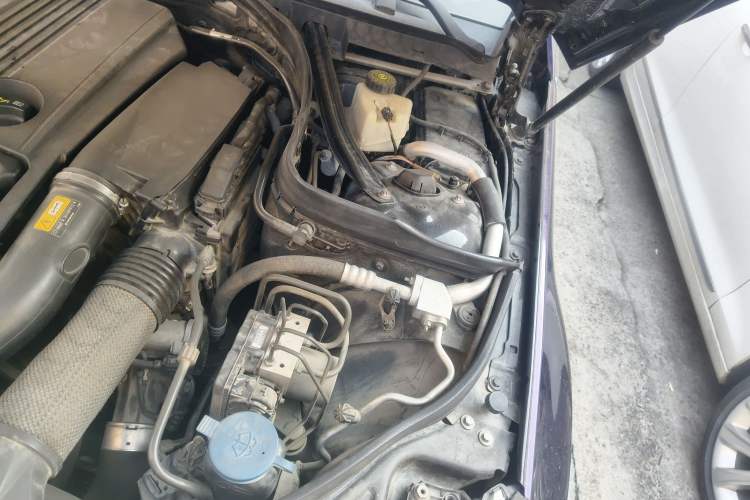 Used Mercedes-Benz E-Class 2010 E 260 CGI Coupe Engine Bay Left