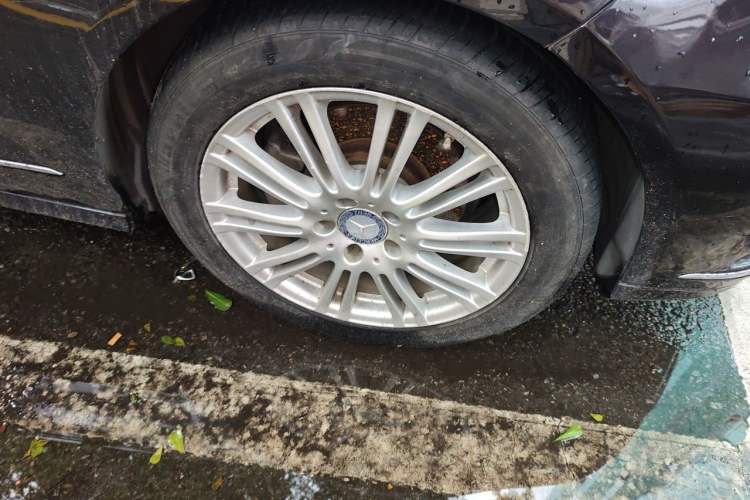 Used Mercedes-Benz E-Class 2010 E 200 CGI Elegant Model Right Front Wheel Hub
