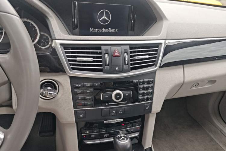 Used Mercedes-Benz E-Class 2010 E 200 CGI Elegant Model Audio And AC Panel