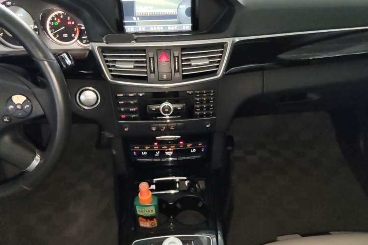 Used Mercedes-Benz E-Class 2010 E 300 Fashion Luxury Edition Audio And AC Panel