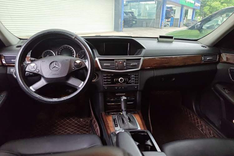Used Mercedes-Benz E-Class 2010 E 260 L CGI Elegant Model Center Console