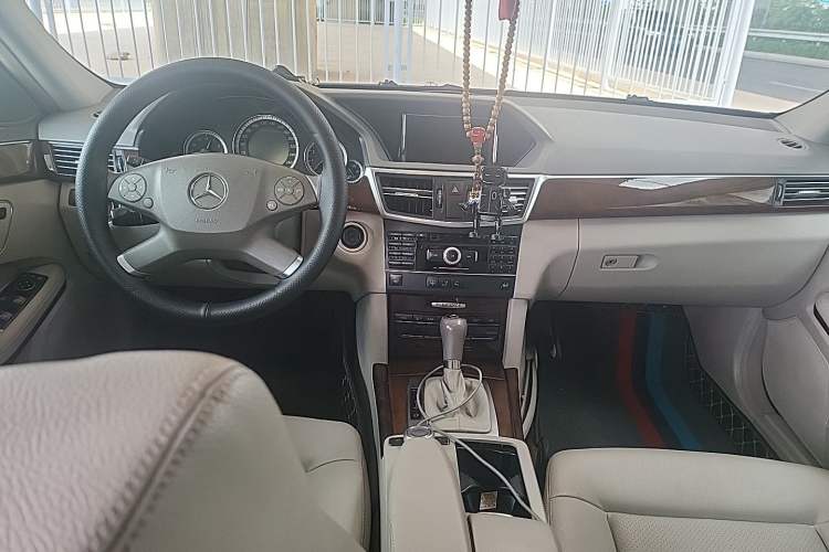 Used Mercedes-Benz E-Class 2010 E 260 L CGI Elegant Model Center Console