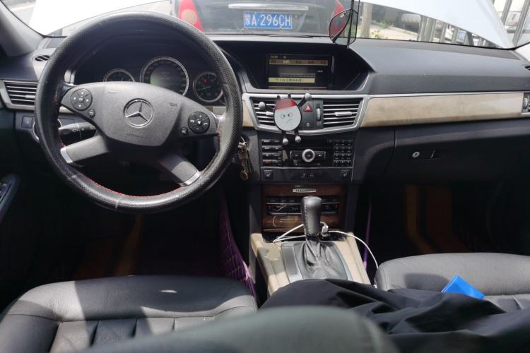 Used Mercedes-Benz E-Class 2010 E 200 CGI Elegant Model Center Console