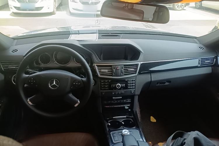 Used Mercedes-Benz E-Class 2010 E 300 L Fashion Model Center Console