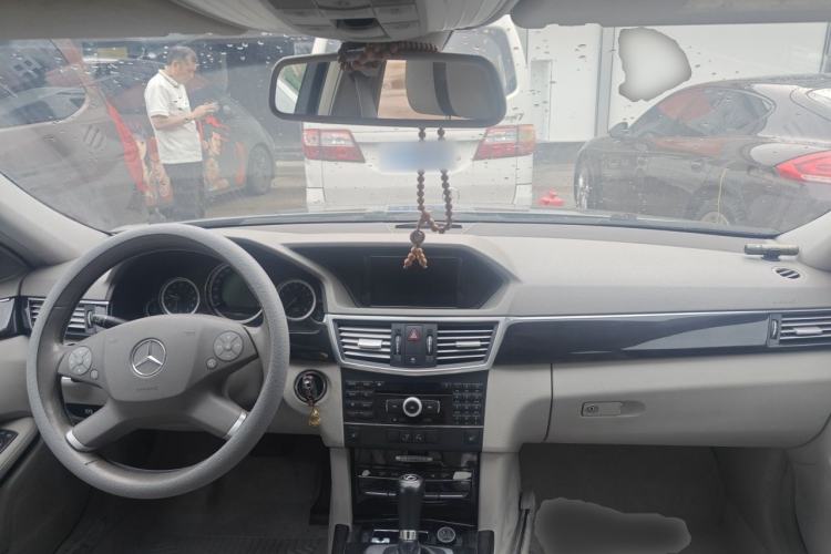 Used Mercedes-Benz E-Class 2010 E 200 CGI Elegant Model Center Console