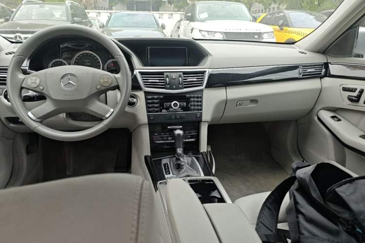 Used Mercedes-Benz E-Class 2010 E 200 CGI Elegant Model Center Console