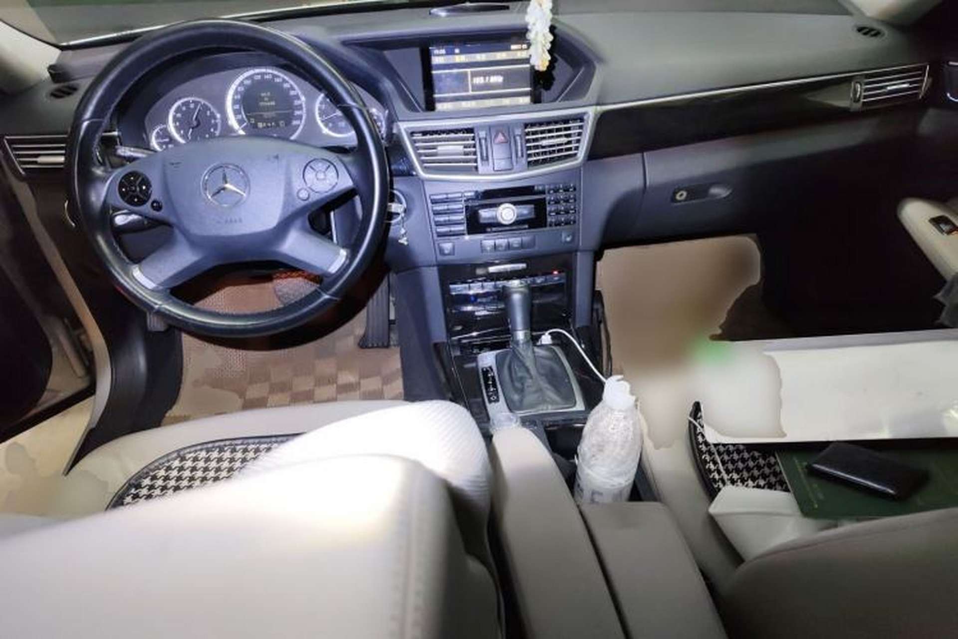 Used Mercedes-Benz E-Class 2010 E 260 CGI Fashion Model Center Console
