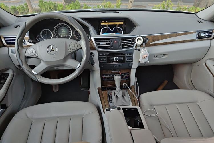 Used Mercedes-Benz E-Class 2010 E 200 CGI Elegant Model Center Console