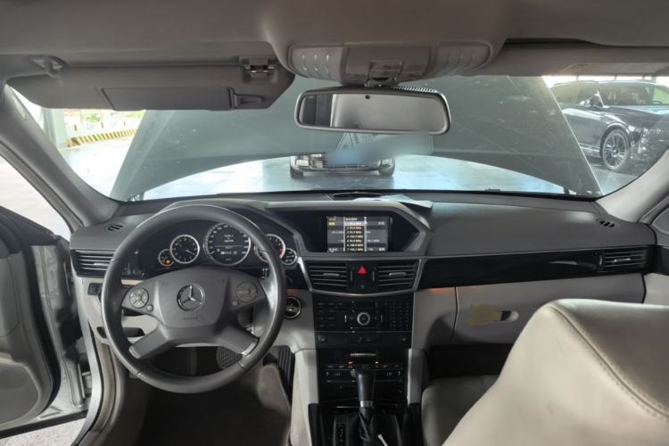 Used Mercedes-Benz E-Class 2010 E 200 CGI Elegant Model Center Console