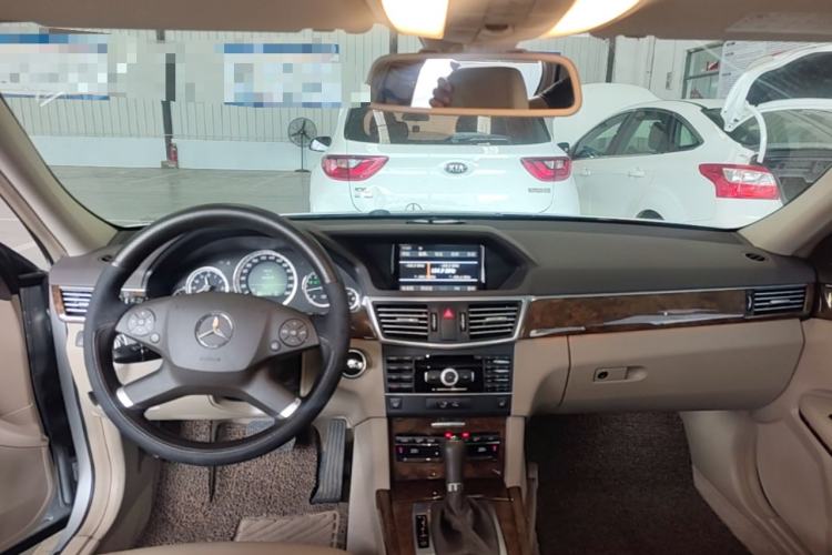 Used Mercedes-Benz E-Class 2010 E 200 CGI Elegant Model Center Console